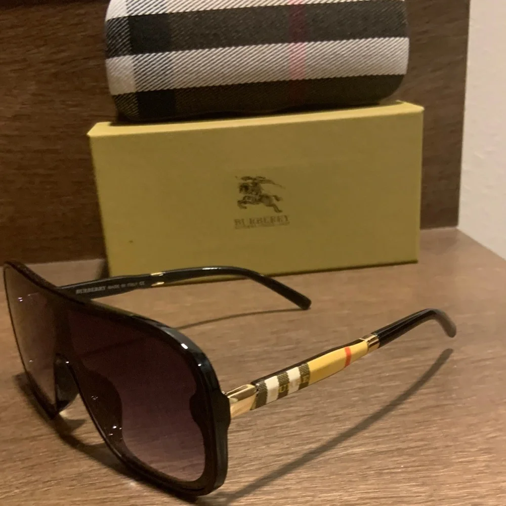 Burberry Black Sunglasses with Gold Detail - Picture 4 of 4